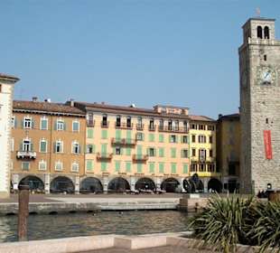 Uferbereich mit Marktplatz