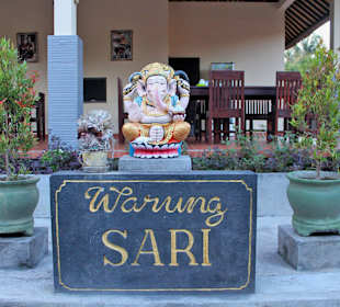 Die Gäste sitzen auf einer offenen Terrasse.