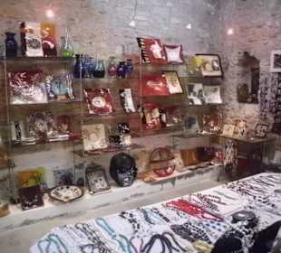 Farbige Glasteller und Leuchten