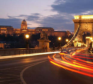 Kettenbrücke und Burgpalast