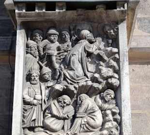 Steinerne Figurengruppen an der Sebalduskirche