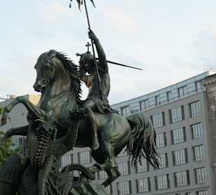 St. Georg vor der Brauereigaststätte Georgbräu