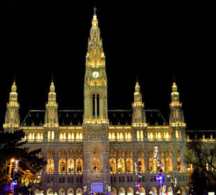Das Rathaus am Abend