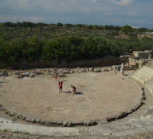 Amfiteatr Salamis, a w oddali hotel