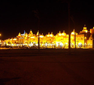 Basar Cleopatra schräg gegenüber vom Hotel Aladdin Beach Res