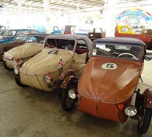 In der Haupthalle des Jesada Fahrzeug Museums