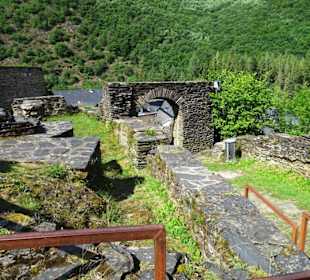 Mauerreste der Burganlage von Esch-sur-Sûre