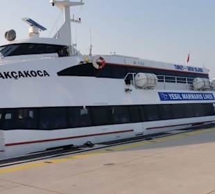 Der Beginn des Ausflugs mit der Fähre im Hafen