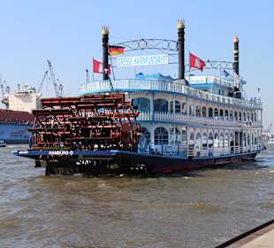 Einer der beiden Schaufelraddampfer