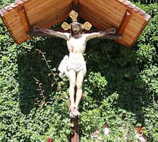 Kruzifix an der Klostermauer