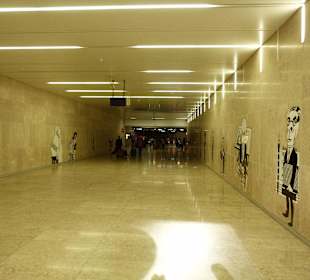 Zugang zur Metro-station am Flughafen