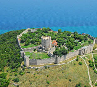 Die Burg von Platamonas in kleiner Entfernung
