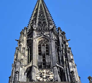 Turm mit den Metallkäfigen