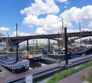 Blick auf die Waal-Brücke 