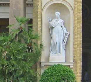 Eine der Marmorskulpturen