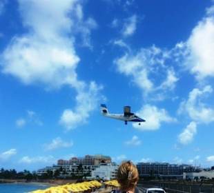 Flugzeug über Maho Beach