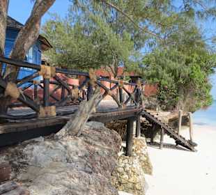 Steg in Richtung altes Gefängnis und Schildkröten