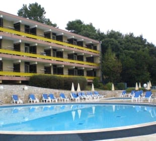 Außenansicht mit Pool