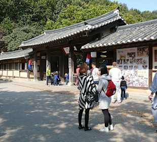 Folk Village Parkeingang