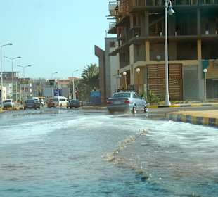 Straßen von Hughada nach dem großen Regen