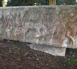 Kunstvoll verzierter Sarkophag