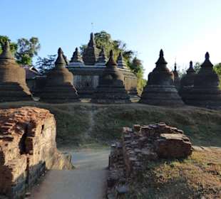 Verfallener Durchgang mit Stupas