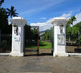 Der Eingang zum Jardin de l'État