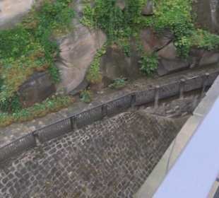 Entlang der Festungsmauer