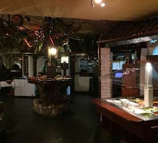 Innenraum mit Salatbuffet