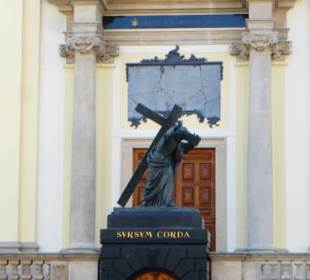 Heilig-Kreuz-Kirche: Jesus mit Kreuz am Aufgang