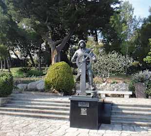 St. Martin Garden has lots of place to sit n relax