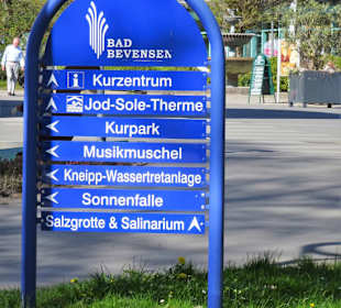 Wegweiser im Kurpark von Bad Bevensen