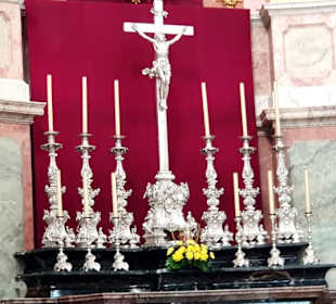 Der Altar mit gewaltigen (reines Silber) Ständer