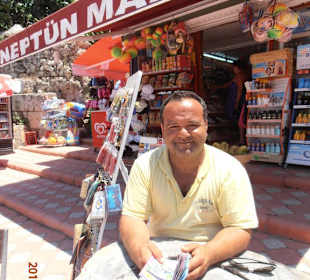 Dr. Aspirin vor seinem Laden