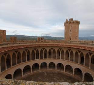 Gotischer Säulengang (OG)+ romanische Arkaden (EG)