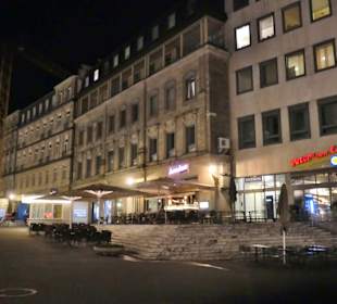 Beim Leopoldsplatz in der Nacht