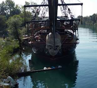 Boot auf dem Fluss in Richtung Meer