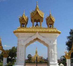 Der Eingang zum Pha That Luang.