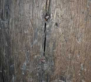 Reste von Brandpfeilen im Holztor der Festung