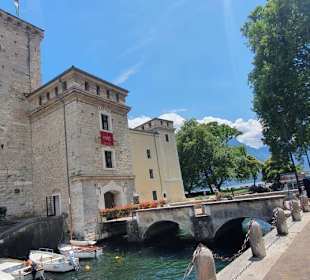 Tolles Gebäude mit schönen Park