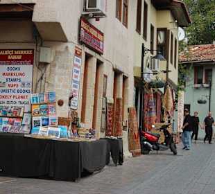 Wąskie uliczki w Antalyi