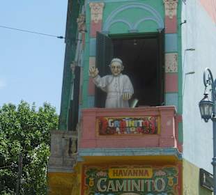 Der Papst grüßt vom Balkon