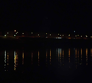 Nachts auf dem Chao Phraya