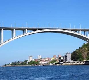 Die Brücke „Ponte de Arrábida"