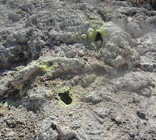 Schwefelrückstände im Vulkankrater