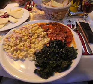 Tortellini und Scaloppina pizzaiola mit Spinat 