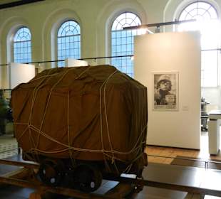 Kraftzentrale - Christo hat eine Lore verpackt