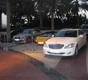 Auotos vor dem Hotel