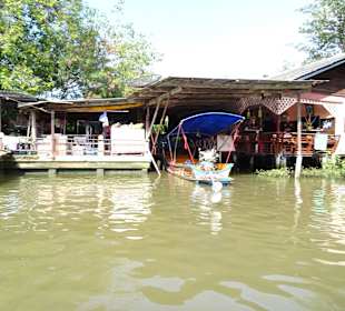 Mit dem Longtailboot zum Amphawa Floating Markt