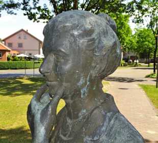 Ansichten der Skulptur Mann und zwei Frauen